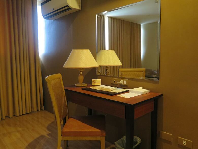 The Pinnacle Hotel And Suites