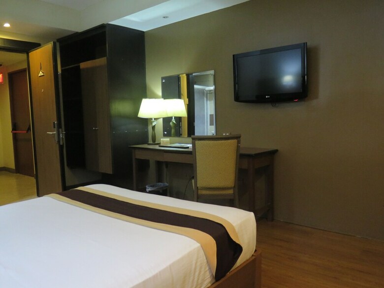 The Pinnacle Hotel And Suites