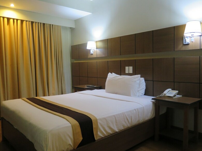 The Pinnacle Hotel And Suites