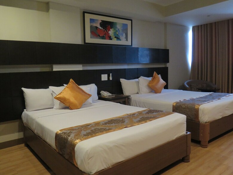 The Pinnacle Hotel And Suites