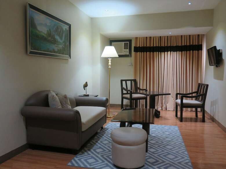 The Pinnacle Hotel And Suites