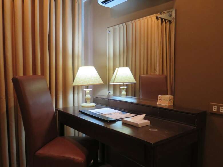 The Pinnacle Hotel And Suites