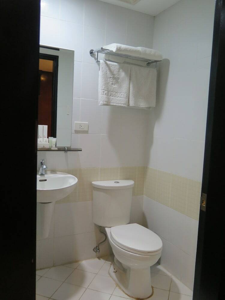 The Pinnacle Hotel And Suites