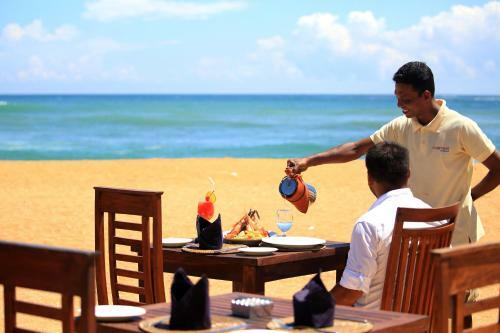 Hotel Thaproban Beach House