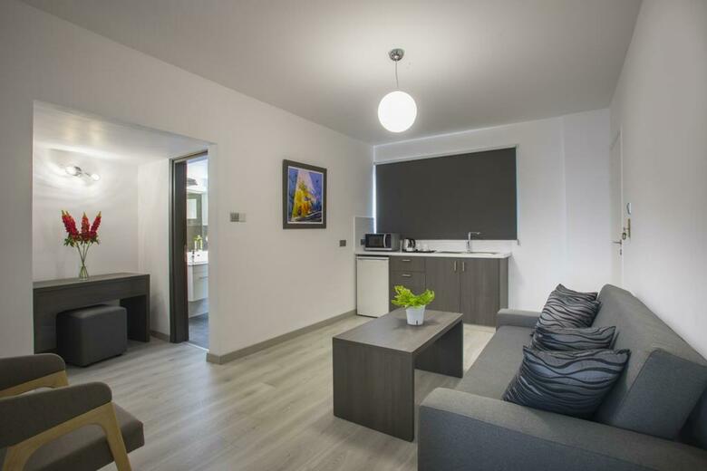 Hotel Apartments Petrou Bros