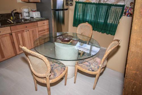 Leader On Cedar #1115