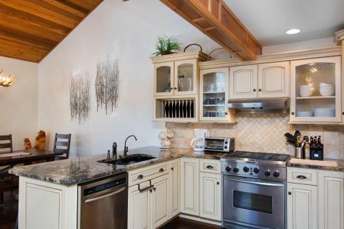 Lodge Mammoth Golf Properties By 101 Great Escapes