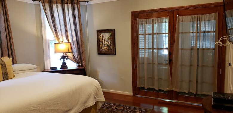 Bed & Breakfast Cabernet House, An Old World Inn