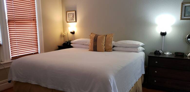 Bed & Breakfast Cabernet House, An Old World Inn