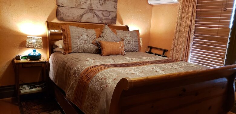 Bed & Breakfast Cabernet House, An Old World Inn