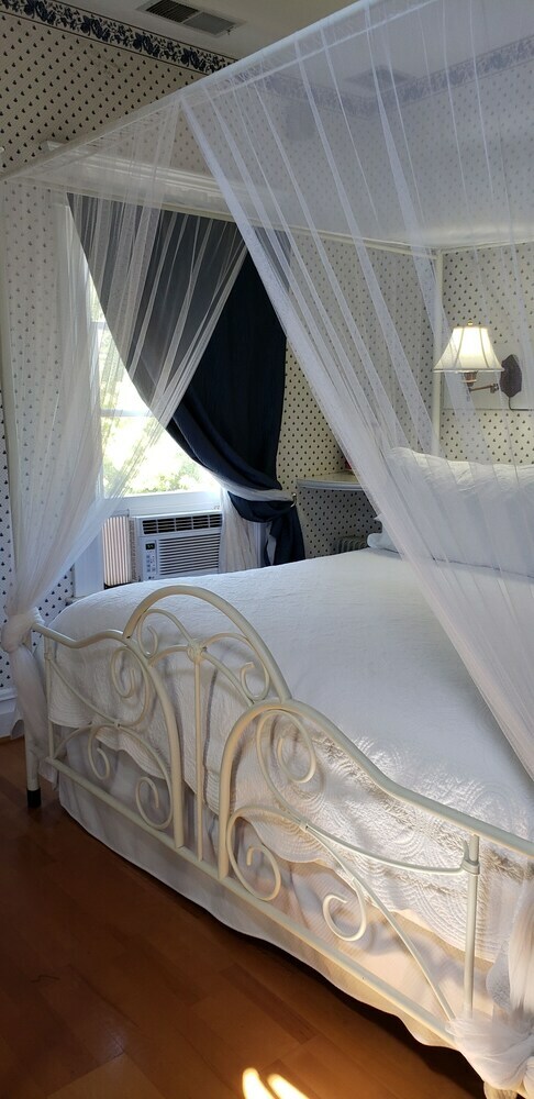 Bed & Breakfast Cabernet House, An Old World Inn