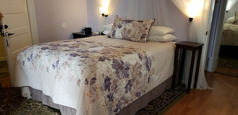 Bed & Breakfast Cabernet House, An Old World Inn