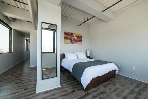 Hollywood Gallery Apartment