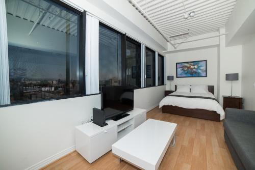 Hollywood Gallery Apartment