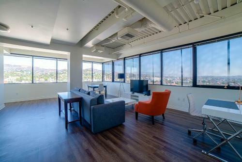 California Jewel Apartment