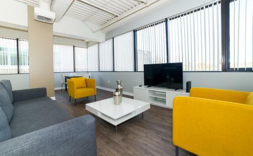 California Jewel Apartment