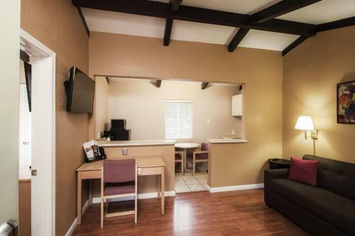 Motel Tri-valley Inn & Suites