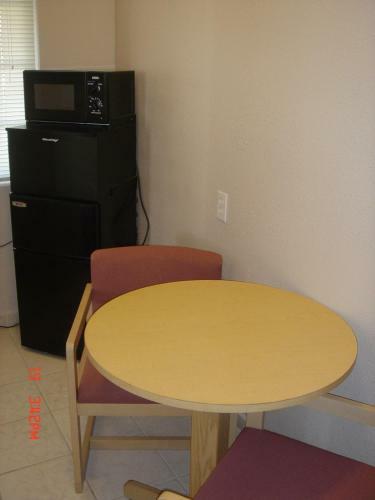 Motel Tri-valley Inn & Suites