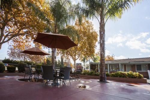 Motel Tri-valley Inn & Suites