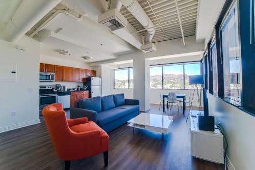 Hollywood Aurora Apartment