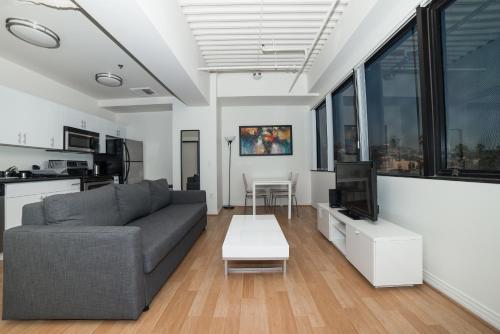Hollywood Aurora Apartment