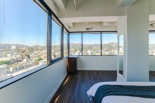 Hollywood Arch Apartment