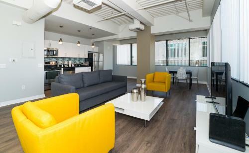 Hollywood Arch Apartment