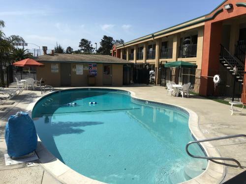 Motel Super 8 By Wyndham Salinas