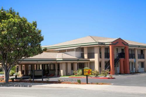 Motel Super 8 By Wyndham Salinas