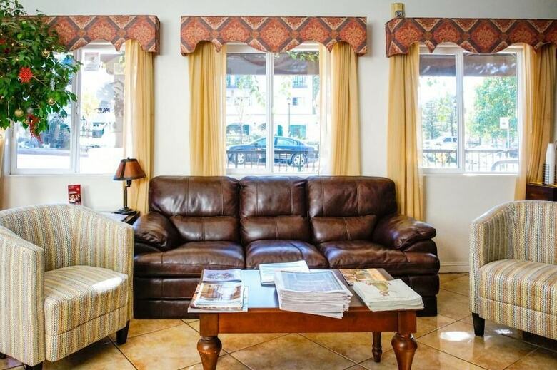 Hotel Lamplighter Inn & Suites