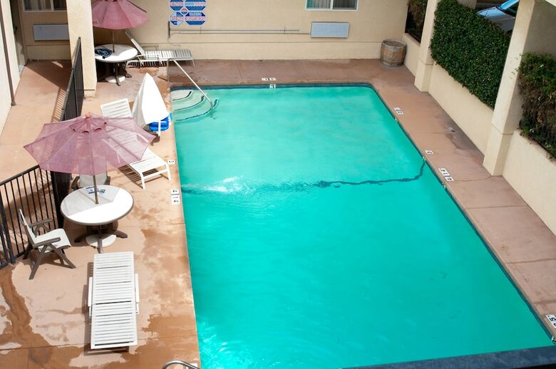 Hotel Lamplighter Inn & Suites