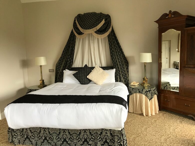 Castle Oaks House Hotel