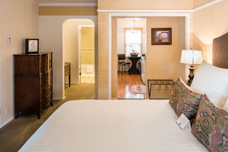 Posada Harbor House Inn