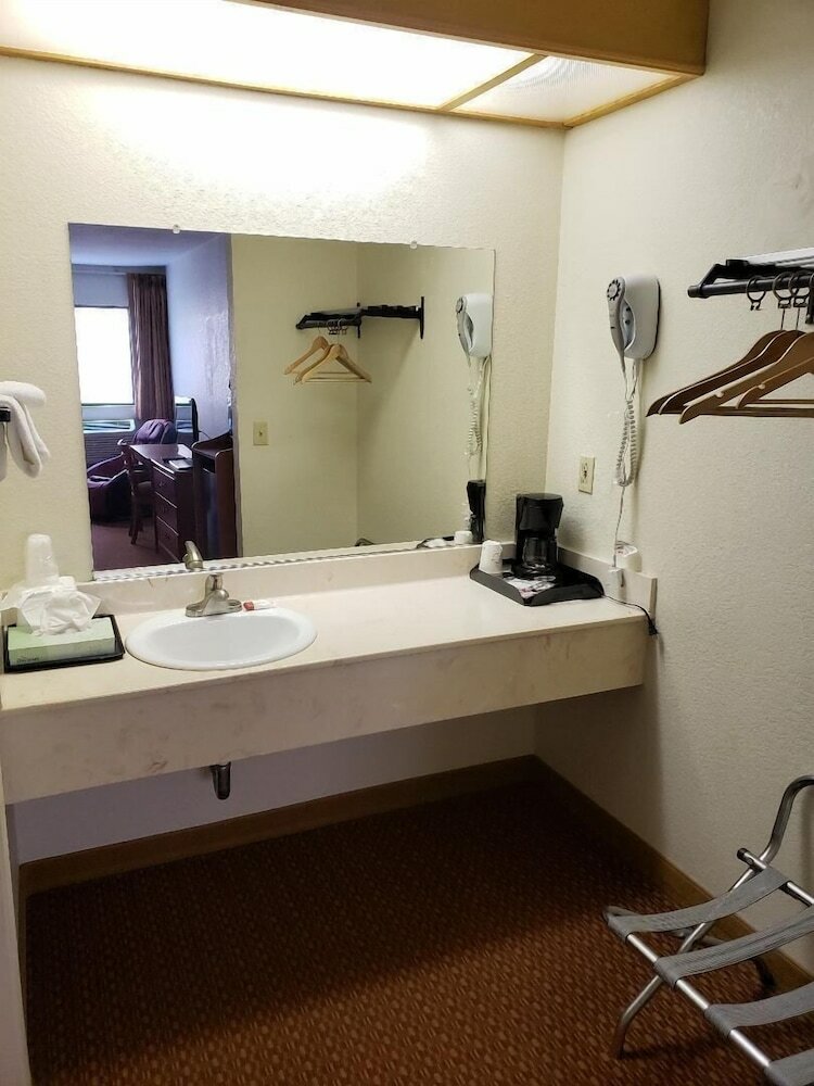 Americana Inn Motel