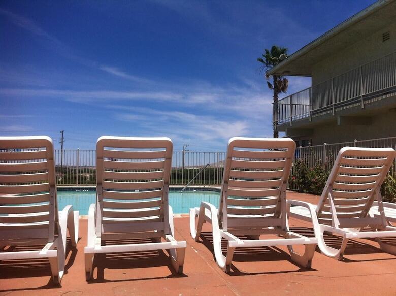 Hotel Hilltop Inn & Suites