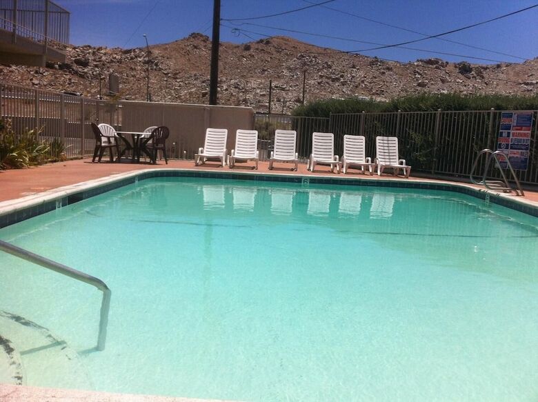 Hotel Hilltop Inn & Suites