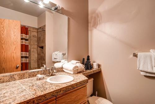Apartamento Two-bedroom River Glen Condo 105a