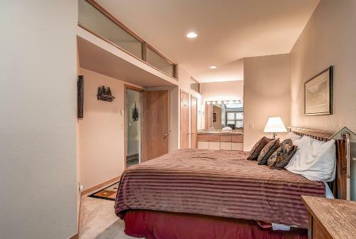 Apartamento Two-bedroom River Glen Condo 105a