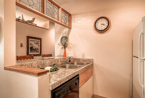 Apartamento Two-bedroom River Glen Condo 105a