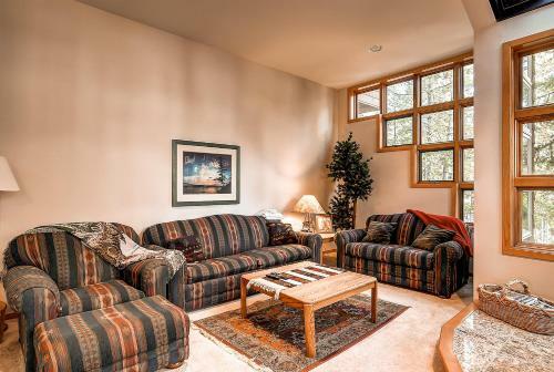 Apartamento Two-bedroom River Glen Condo 105a