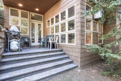 Apartamento Two-bedroom River Glen Condo 105a