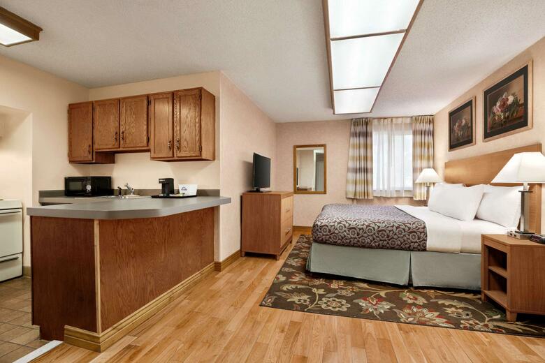 Hotel Days Inn & Suites West/golden