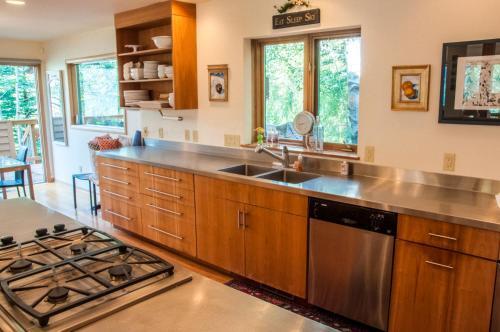 Bald Mountain Road Holiday Home 3647