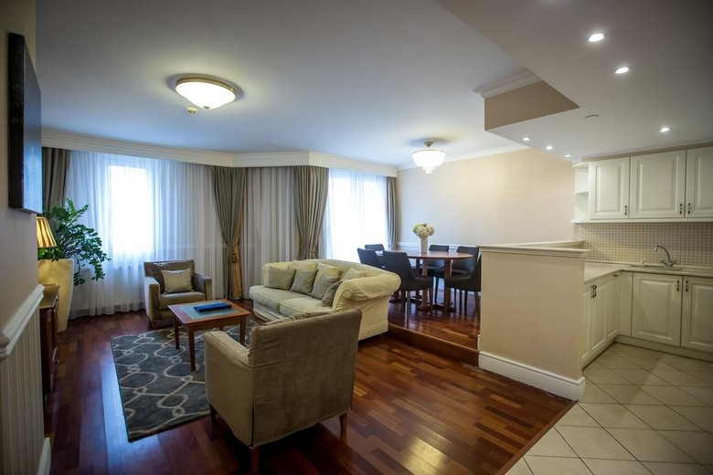 Queen's Court Hotel & Residence