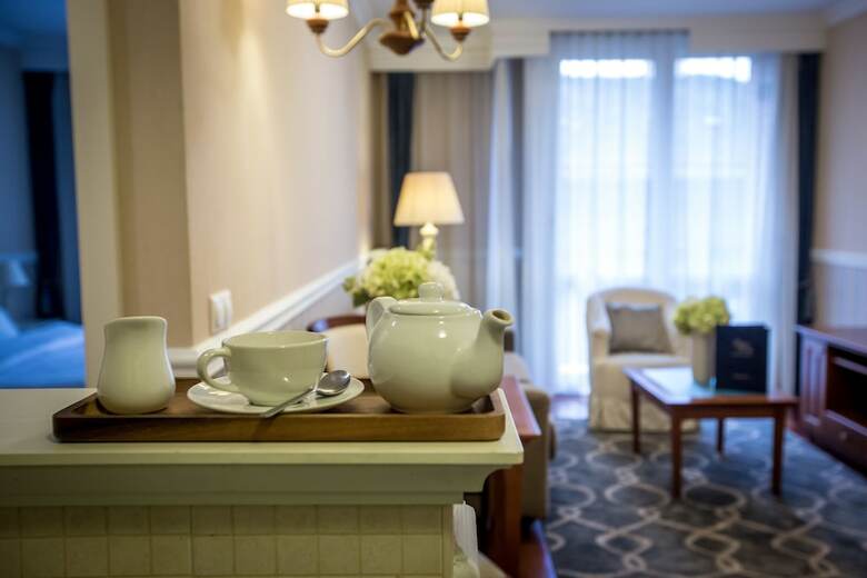 Queen's Court Hotel & Residence