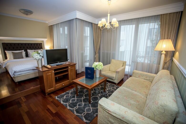 Queen's Court Hotel & Residence