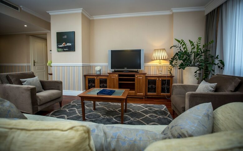 Queen's Court Hotel & Residence