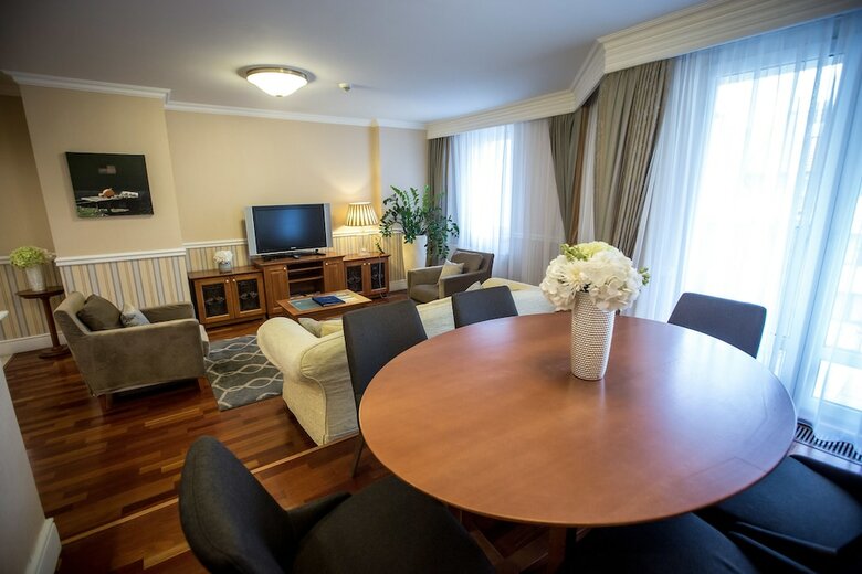 Queen's Court Hotel & Residence