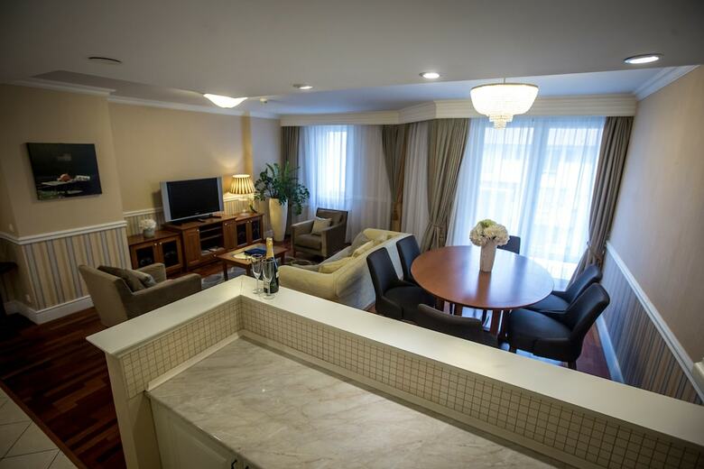 Queen's Court Hotel & Residence