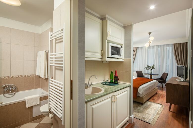 Queen's Court Hotel & Residence